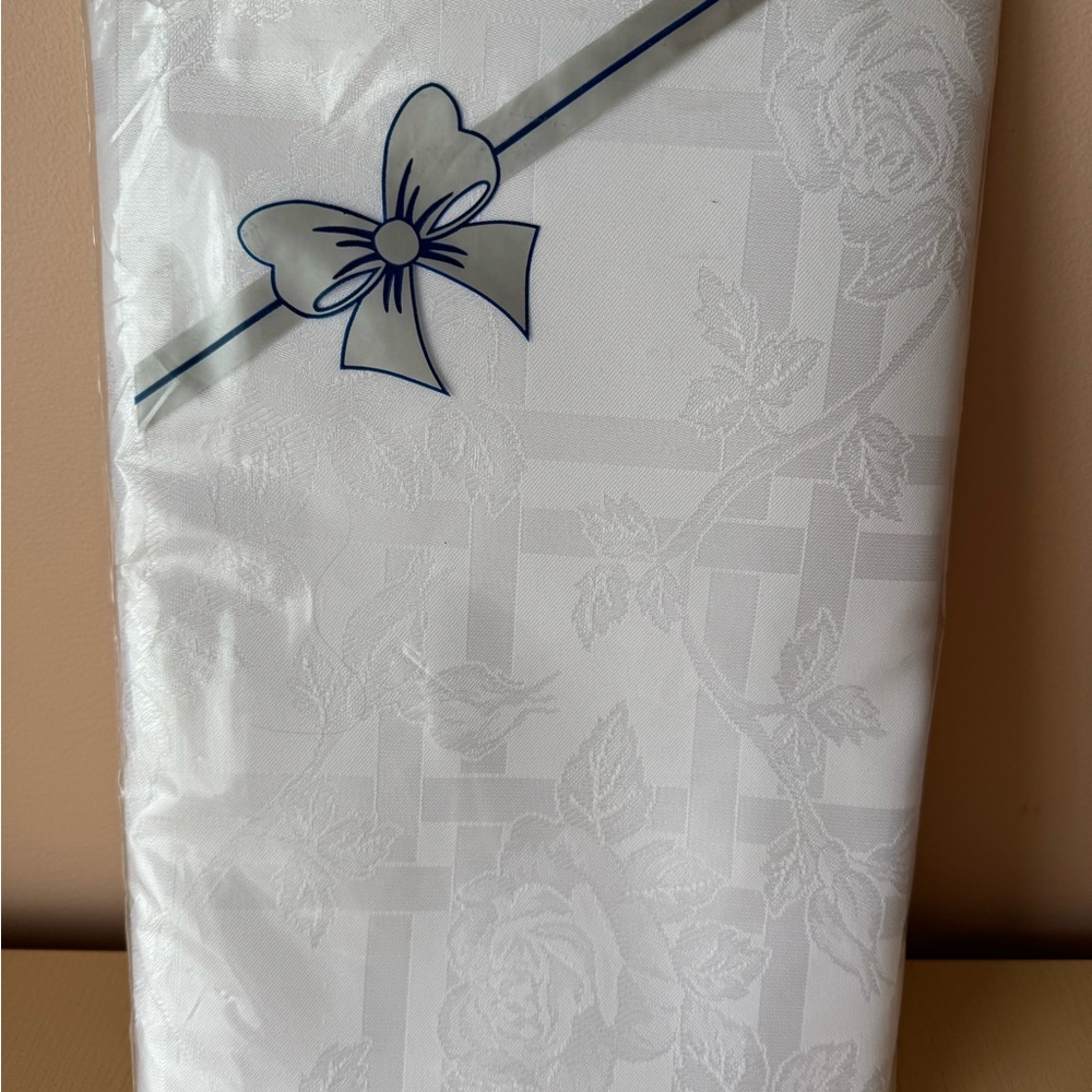 Tablecloth.Elegant white Floral Patterned Tablecloth 300x140